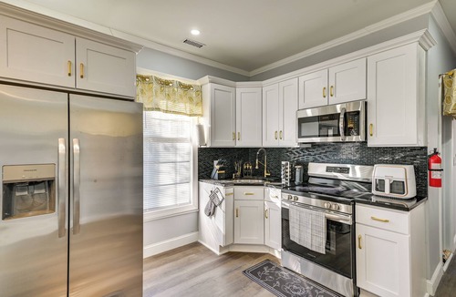 Schenectady Apartment | Walk to Park: Modern Apt 2 Mi to Union College!