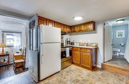 Palmer Lake Cottage | Walk to Park, Trails & Pub! Palmer Lake Cottage