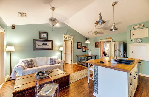 Bayside Cottage | Walk to Pier: Bayside Getaway w/Screened Balcony