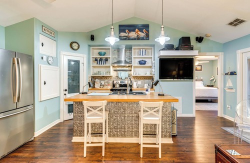 Bayside Cottage | Walk to Pier: Bayside Getaway w/Screened Balcony