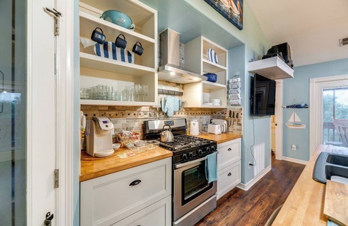 Bayside Cottage | Walk to Pier: Bayside Getaway w/Screened Balcony