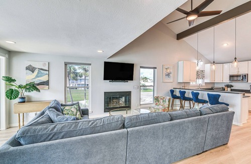 Pirates Beach House | Walk to Pirates Beach: Galveston Gem w/Balcony