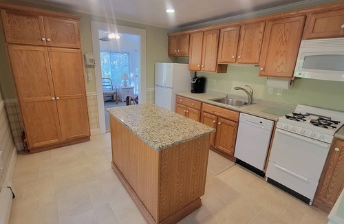 South Chatham Cottage | Walk to Pleasant St Beach!