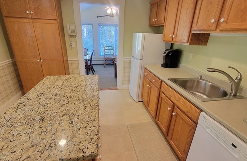 South Chatham Cottage | Walk to Pleasant St Beach!