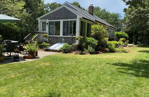 South Chatham Cottage | Walk to Pleasant St Beach!