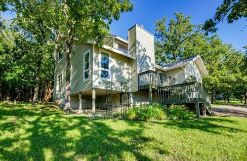 Flemington House | Walk to Pomme de Terre Lake: Pet-Friendly Escape