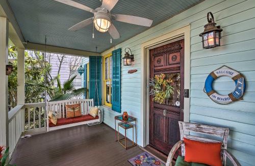 San Jacinto House | Walk to Poretto Beach Tropical Oasis in Galveston