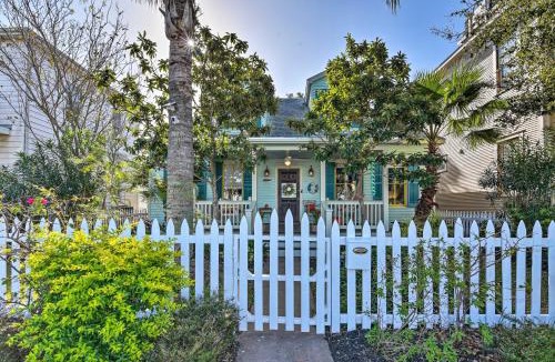 San Jacinto House | Walk to Poretto Beach Tropical Oasis in Galveston
