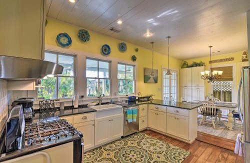 San Jacinto House | Walk to Poretto Beach Tropical Oasis in Galveston