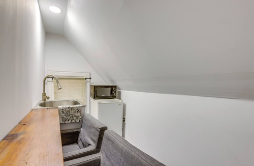Westernport Apartment | Walk to Potomac River! Studio w/Shared Sauna