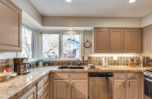 Cottonwood Heights Condo | Walk to Restaurants and Coffee - Great New Hot Tub