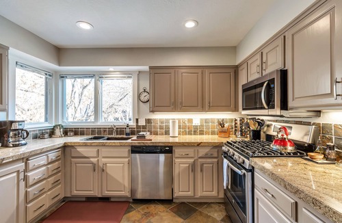 Cottonwood Heights Condo | Walk to Restaurants and Coffee - Great New Hot Tub