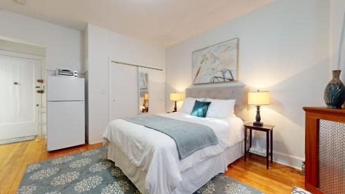 Coolidge Corner South Side Apartment | Walk to Restaurants, Shopping, near BU and Hosp