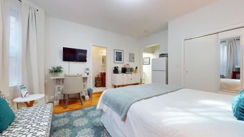 Coolidge Corner South Side Apartment | Walk to Restaurants, Shopping, near BU and Hosp