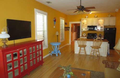 San Jacinto House | Walk to restaurants/bars/beach. Free Beach Pass/Umbrela/Chairs in Summer.