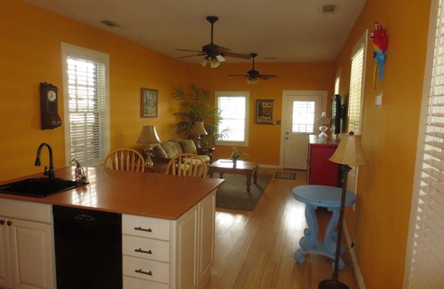 San Jacinto House | Walk to restaurants/bars/beach. Free Beach Pass/Umbrela/Chairs in Summer.