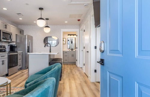 Hillsboro Village Apartment | Walk to Restaurants from Condo, by Hospitals, 3 miles to Downtown