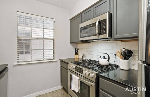 Brentwood Apartment | Walk to Restaurants or Cook in Subway Tile Kitchen