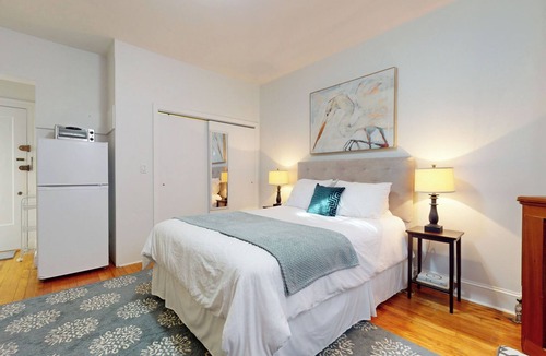 Coolidge Corner South Side Apartment | Walk to Restaurants, Shopping, near BU and Hosp