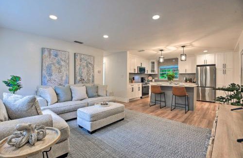 South Sarasota House | Walk to Restaurants: Sarasota Home w/Lanai!