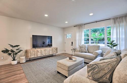 South Sarasota House | Walk to Restaurants: Sarasota Home w/Lanai!