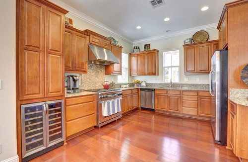 St. Helena House | Walk to Restaurants, Wineries and More