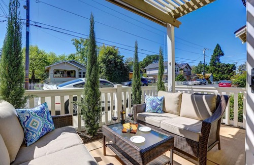 St. Helena House | Walk to Restaurants, Wineries and More