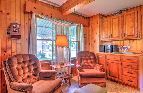 Bellevue House | Walk to River! 'It's A Wonderful Life' Cottage