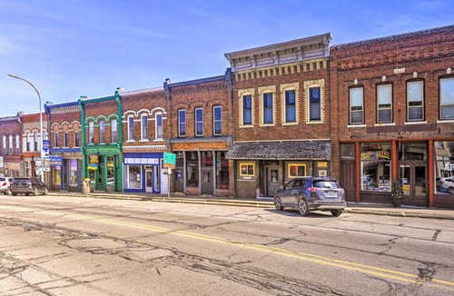 Lansing House | Walk to River Unique Studio in Renovated Bar!