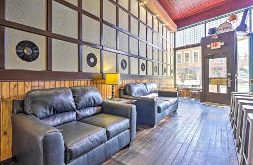 Lansing House | Walk to River Unique Studio in Renovated Bar!