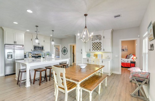 Crystal Beach Cottage | Walk to Sand! Home w/Wide-open Ocean Views + Bar