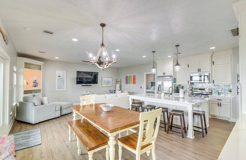 Crystal Beach Cottage | Walk to Sand! Home w/Wide-open Ocean Views + Bar