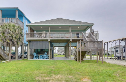 Crystal Beach Cottage | Walk to Sand! Home w/Wide-open Ocean Views + Bar