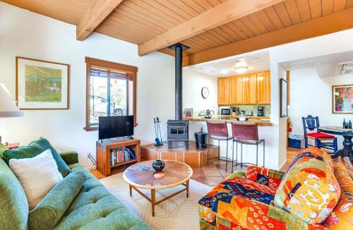 Northeast Santa Fe House | Walk to Santa Fe Plaza: Condo w/Pool & Hot Tub!