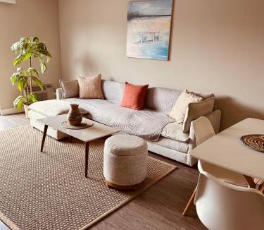 Ocean Park Apartment | Walk to Santa Monica Beach & Pier I Free Parking!