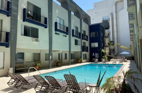 Ocean Park Apartment | Walk to Santa Monica Beach & Pier I Free Parking!