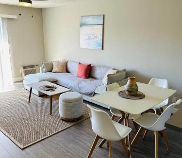 Ocean Park Apartment | Walk to Santa Monica Beach & Pier I Free Parking!
