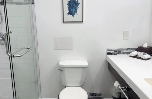 Old Towne Hotel | Walk to Seal Beach & Pier – Onsite Pool, Free Breakfast & Parking