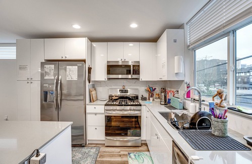 Squire Park House | Walk to Seattle University: Centrally Located Gem