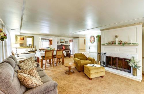 Elizabeth Apartment | Walk to Shops and Eats Apt in Downtown Elizabeth