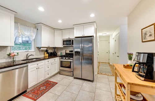 Glen Cove Apartment | Walk to Shops & Dining: Glen Cove Apt w/Yard!