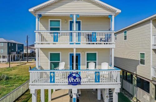 Surfside Beach House | Walk to Shore and Eats Surfside Beach Gem with Deck