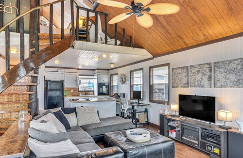 Surfside Beach Apartment | Walk to Shore: Cottage w/Deck in Surfside Beach!