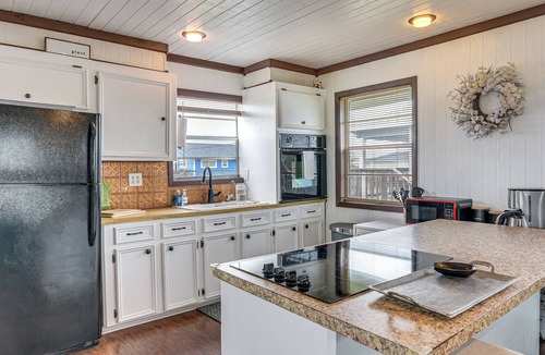 Surfside Beach Apartment | Walk to Shore: Cottage w/Deck in Surfside Beach!