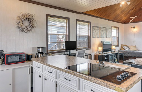 Surfside Beach Apartment | Walk to Shore: Cottage w/Deck in Surfside Beach!