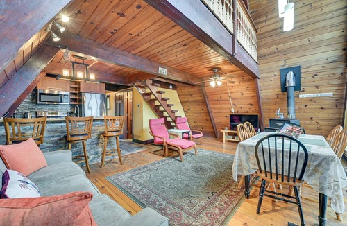 Hunter Cabin | Walk to Ski Lift! Charming Hunter A-Frame
