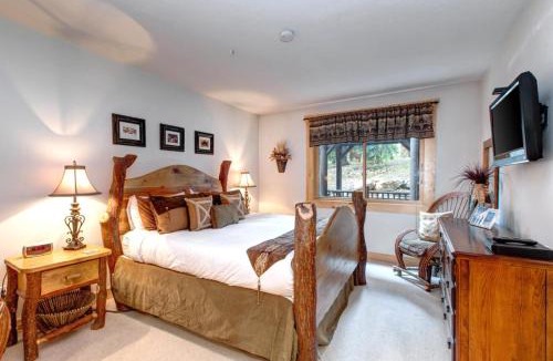 Deer Valley Apartment | Walk to Ski Slopes Trails Cozy 2-Bedroom 3-Bath Recently Renovated Condo with Pool Hot Tub BBQ and AC BBL-251 by KBM Resorts
