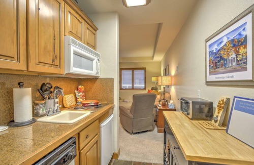 Four O'Clock Condo | Walk to Ski Slopes & Main St: Cozy Breck Condo!