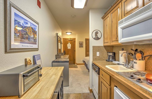 Four O'Clock Condo | Walk to Ski Slopes & Main St: Cozy Breck Condo!