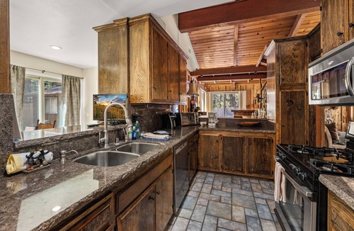 Summit Estates House | Walk to Snow Summit, Hot Tub, AC, Tesla Charger & Fire Pit, Evergreen Cabin